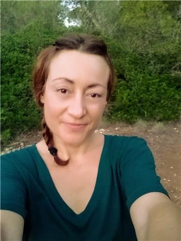 Soy profesora de educación infantil con más de 20 años de experiencia trabajando con niños desde 8 meses hasta 10 años de edad. también tengo el masters en guía montessori . mi correo es: y mi tlf es