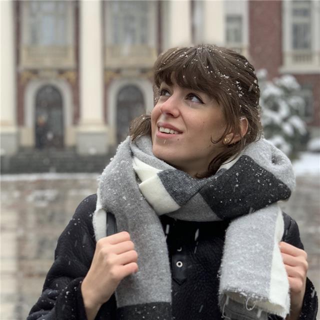 Doy clases a chicos y chicas de Primaria, la ESO y Bachiller. Son de Historia, Latín, Italiano, Lengua y literatura españolas y Literatura universal