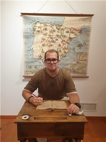 Profesor licenciado en magisterio y con máster en necesidades educativas especiales. doy clases de matemáticas, pero domino todas las asignaturas. métodos didácticos e innovadores