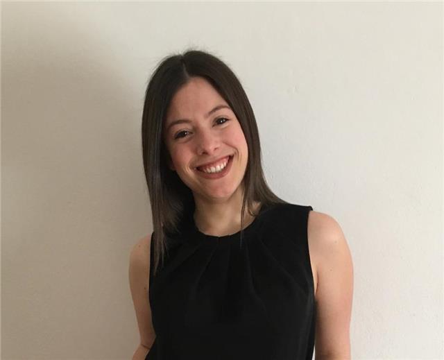 Ragazza neolaureati offre ripetizioni ed aiuto compiti