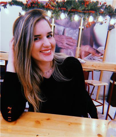 Studentessa di odontoiatria con diploma scientifico