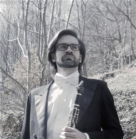 Professore d'orchestra e docemte impartiace lezioni di clarinetto