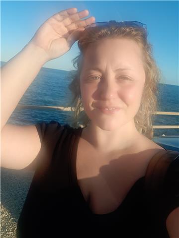 Ragazza laureata in Lingue creativa fantasiosa e amante degli animali e della natura può aiutarti nelle materie umanistiche e nelle lingue. Sono seria, precisa e puntuale ma ci si diverte anche