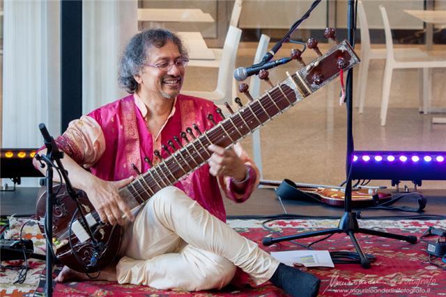 Profesor de sitar, tabla y demás instrumentos de la india y occidente
