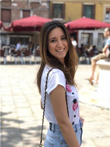 Studentessa universitaria laureata in Lingue impartisce lezioni di Latino e Greco a ragazzi del Liceo nelle zone di Valpolicella e Verona Centro