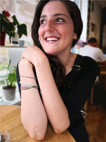 Studentessa universitaria certificato di inglese livello c1 impartisce lezioni e ripetizioni