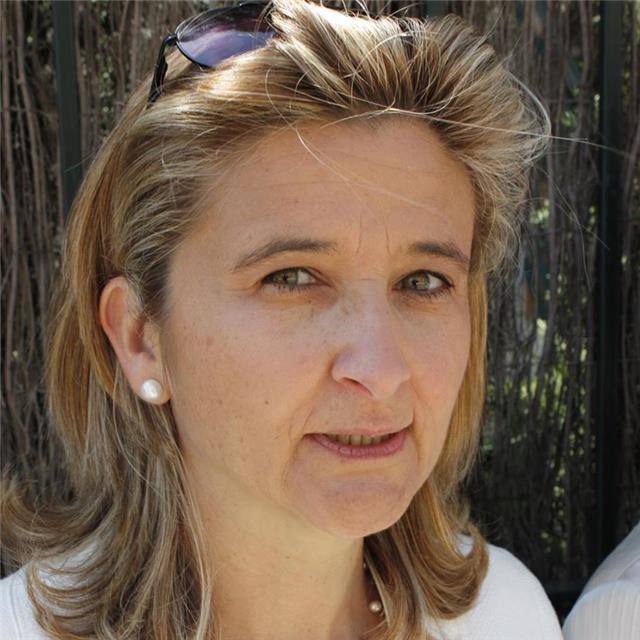Soy licenciada en Ciencias Economicas y doy clases particulares de matematicas en Málaga, a domicilio o en mi domicilio