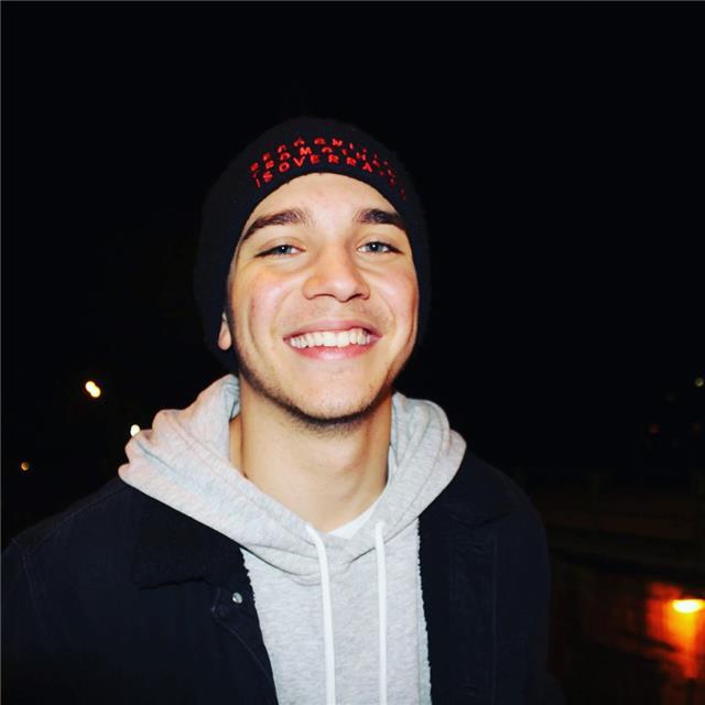 Studente universitario di psicologia (università degli studi di torino), ho frequentato il liceo linguistico carlo botta