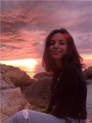 Sono una studentessa universitaria diplomata al linguistico l’anno scorso. Ho trascorso il quarto anno di superiori negli Stati Uniti, riuscendo così ad acquisire una fluidità e conoscenza della lingua inglese quasi a livello madrelingua