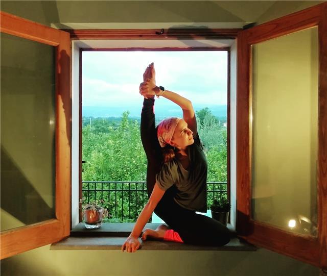 Insegnante russa, yoga flow in stile Odaka - yoga, offre lezioni online basate su viayama dinamici