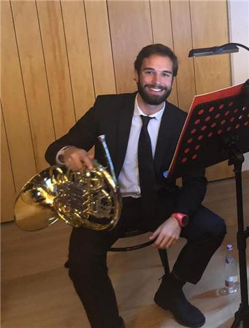 Profesor de música, graduado en el Conservatorio Superior de Música de Zaragoza, ofrece clases particulares a todos los niveles, tanto de lenguaje, como armonia, analisis, trompa y guitarra