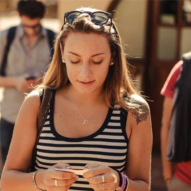 Laureata in international business (con master specialistico) offre lezioni linguistiche e/o economiche - anche aiuto tesi