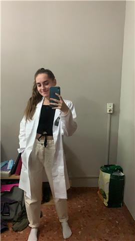 Profesora de inglés, imparto clases de listening, writing ,reading y grammar a niños/as desde los 3 años hasta los 12. actualmente me estoy preparando para sacarme el título del c1. tengo experiencia dando clases a niños pequeños y les enseño de forma did