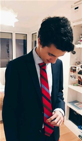 Alumno de ingeniería biomédica dando clases de física para cursos desde eso hasta bachillerato