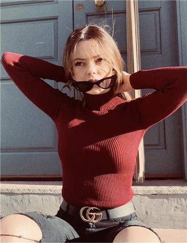 Soy una chica joven apasionada por la lengua la historia me encanta, soy extrovertida y simpática al igual que comprometida y paciente