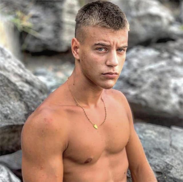 Diplomato a pieni voti al Liceo Scientifico GB Vico,da ripetezioni a ragazzi di scuola elementare e medie,zona Vomero