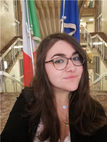 Giovane laureata in giurisprudenza impartisce lezioni di diritto penale e civile per studenti universitari e delle scuole medie e superiori