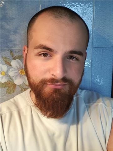 Sono un ragazzo di venti anni, vado all'università e trovo che la conoscenza debba essere la base di tutto. amo spiegare e cercare sempre nuovi metodi per far apprendere a chi mi sta attorno