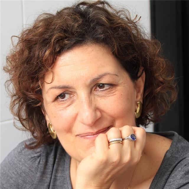 Laureata in Legge, esperienza decennale in Studio Legale specializzato prevalentemente nel settore Civile, Già Tutor per esami universitari con ottimi risultati, si offre per dare ripetizioni a Genova