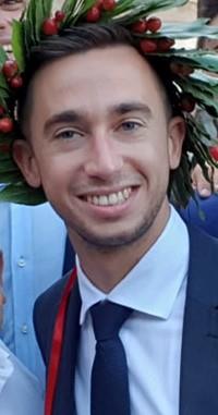 Laureato in scienze della comunicazione, svolge lezioni/ripetizioni di lingua italiana, comunicazione, giornalismo, stesura testi