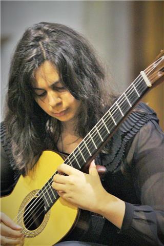 Insegnante diplomata Conservatorio propone lezioni di chitarra classica, solfeggio, armonia, storia della musica