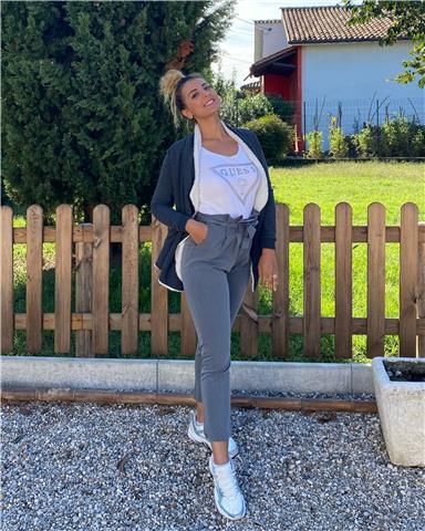 Laureata e quasi specializzata in ambito giuridico, 24 anni, non sposata, molto incline a diventare professoressa