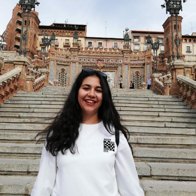 Estudiante de magisterio da clases económicas de todas las asignaturas