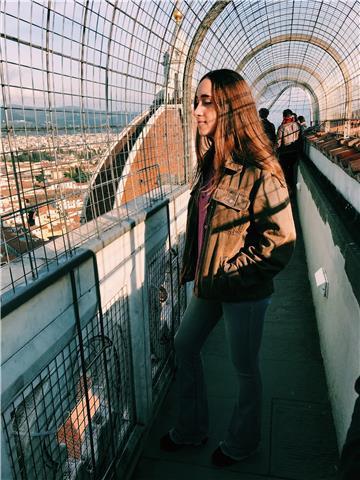 Profesora de matemáticas imparte clases a alumnos de la eso o bachillerato presencial u online