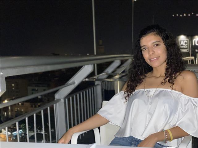 Estudiante universitaria de habla inglesa con fluidez que estudia traducción y enseña a niños de escuela primaria / secundaria