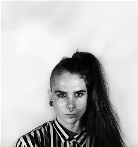 Joven profesora imparte clases online de fotografia y edición