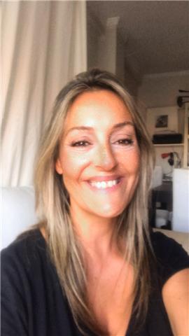 ¡Aprende inglés al más alto nivel conmigo! Profesora de inglés certificada y con experiencia en nivel C2. Clases personalizadas y dinámicas para alcanzar tus metas. ¡Contáctame ahora!