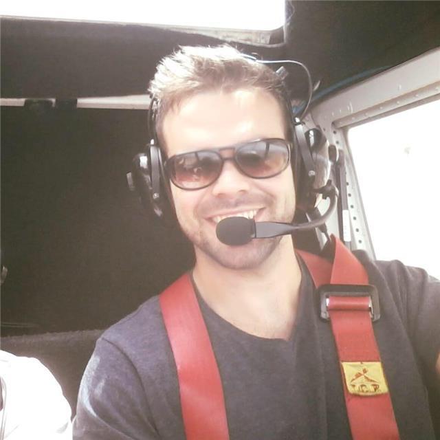 Oficial del cuerpo de ingenieros del ejército de tierra e ingeniero aeronáutico ofrece clases de matemáticas y física