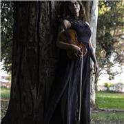 Profesora de teoría y solfeo, piano complementario, directora orquestal, músico para eventos, cantante, violinísta y pianista