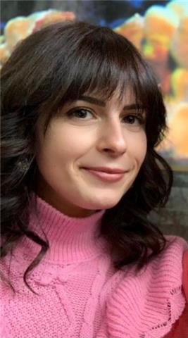 Ragazza laureanda in scienze della formazione impartisce lezioni di italiano, storia, geografia e materie umanistiche