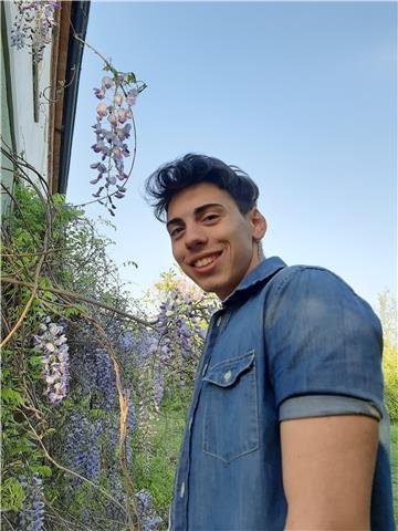 Ciao sono Matteo ho 18 anni e con la matematica me la cavo, sono disposto a fare lezioni a ragazzi di elementari e medie. A presto