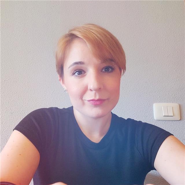 Profesora de inglés nativa ofrece clases de inglés de gramática, conversación,refuerzo, etc... A niñ@s de primaria y secundaria online. Y presenciales a niñ@s desde los 2 años en adelante