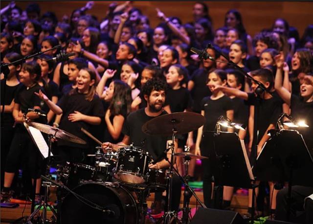 Veinte años de experiencia como músico profesional y docente.Clases particulares de batería a domicilio, online, local propio. Todas las edades y nive