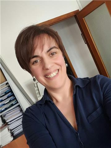 Insegnante di chimica impartisce lezioni anche a distanza