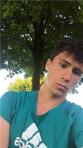 Studente che ha appena terminato gli studi superiori e ha una buona preparazione in inglese , storia , italiano