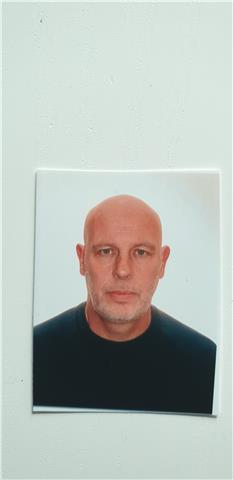 Hablante nativo de inglés que vive en pamplona. tengo una maestría en administración y estoy calificado para enseñar inglés como idioma extranjero