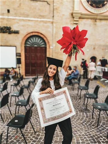 Laureata in lingue con lode, con esperienza di studio di un anno in Francia e livello di francese C2 certificato (DALF), impartisco ripetizioni di francese per studenti di ogni ordine di scuola, anche universitari. Possibilità di lezioni in lingua e conve