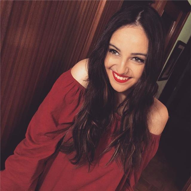 Soy graduada en pedagogía y maestra de educación primaria. me ofrezco a dar clases particulares a primaria y eso, 6 años de experiencia ( )