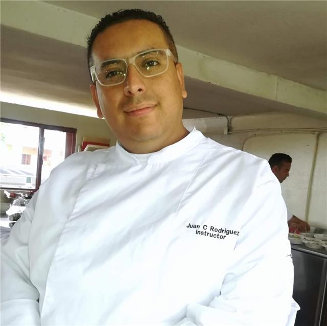 Soy un cocinero colombiano con experiencia Sena con más de 6 años de experiencia en docencia en gastronomía, en cocina típica nacional e internacional, manejando parte de repostería y cocina en general, teniendo en cuenta y compartiendo saberes, sabores, 