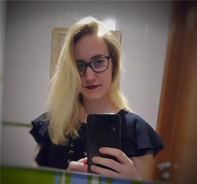 Joven de 22 años graduada en auxiliar técnico veterinario y ganadería, capacitada para dar clase a alumnos/as de la eso o cursos inferiores, especializada en asignaturas de biología, matemáticas y química, además de tener conocimientos en literatura y len