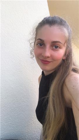 Soy profesora de educación infantil y educación primaria. 
soy una chica alegre, extrovertida, responsable, me adapto a cualquier tipo de entorno y con muchas ganas de ayudar a los demás. 
las clases que impartiré será de apoyo a primaria y los primeros c