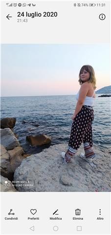 Studentessa offre lezioni di di scienze, italiano e latino