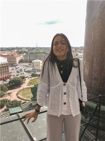 Profesora imparte clases online o presenciales a niños de primaria y e.s.o