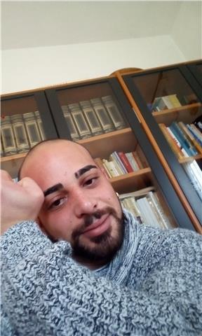 Diploma classico, polistrumentista e cantante