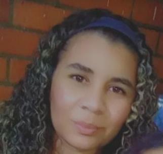 Profesora de preescolar ofrece clases a niños en edad preescolar