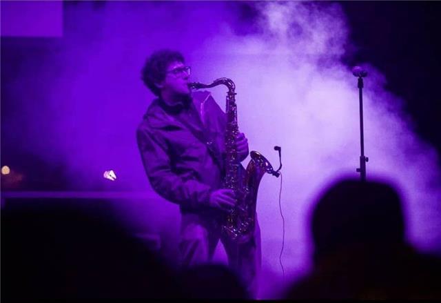 Sassofonista jazz impartisce lezioni pratiche e teoriche di sassofono
